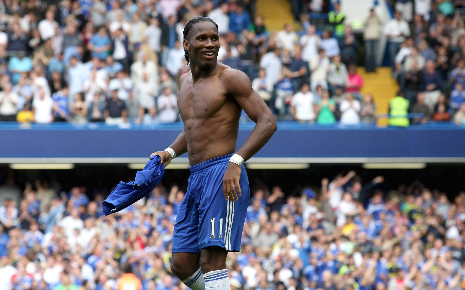 绿茵与赛道双重奏，切尔西火力全开压制红军，维尼修斯F1新赛季揭幕战称王