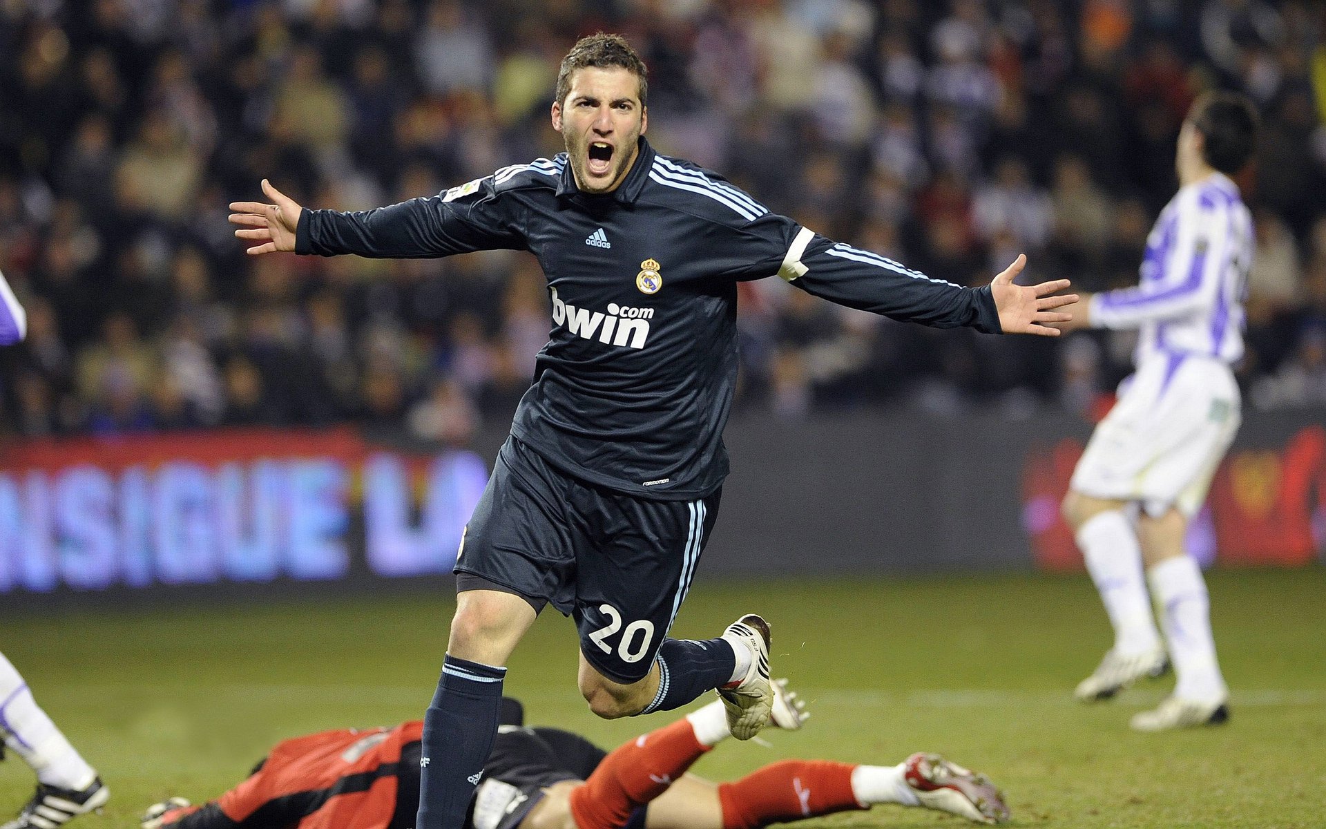 总决赛之夜，拉什福德防守端锁死对手